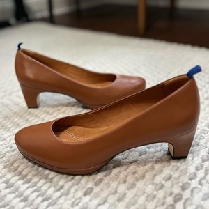 Dr Liza Sneaker Pump Caramelo size 8.5, new in box